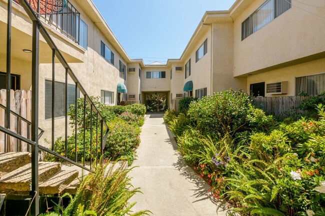 2803 Arizona Ave in Santa Monica, CA - Foto de edificio - Building Photo