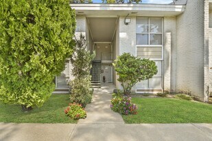 1950 Spenwick Dr in Houston, TX - Building Photo