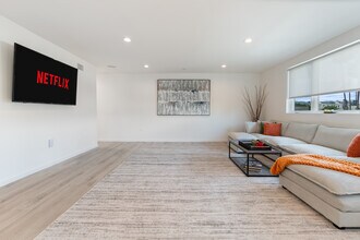 1035 N Serrano Ave in Los Angeles, CA - Building Photo - Building Photo