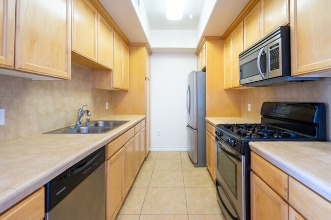 THE OAK, LLC in Los Angeles, CA - Building Photo - Building Photo