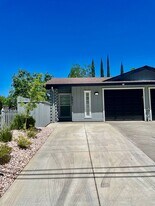 2431-2433 Larkspur Ln in Sacramento, CA - Building Photo