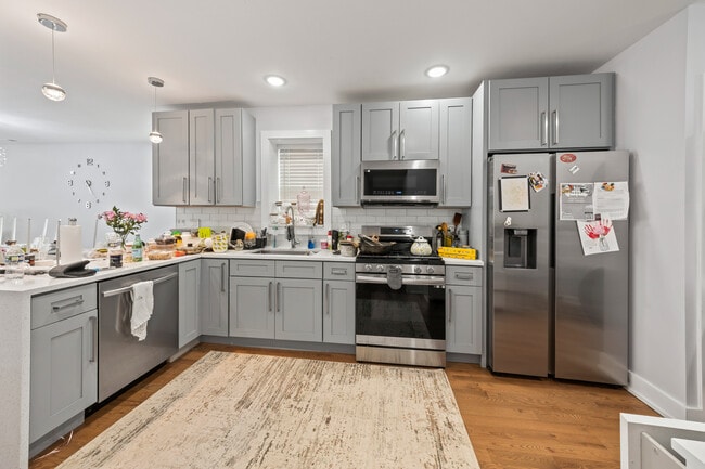 2550 W Balmoral Ave, Unit 1 in Chicago, IL - Building Photo - Building Photo