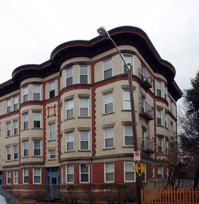 413-415 Pleasant St in Holyoke, MA - Building Photo - Building Photo