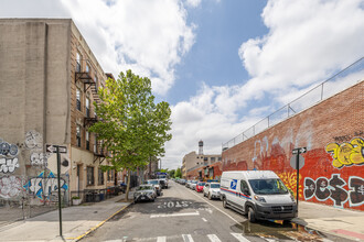 154 Grattan St in Brooklyn, NY - Building Photo - Building Photo