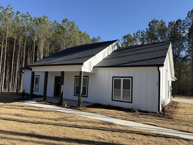 766 S Pleasant Coates Rd in Benson, NC - Foto de edificio - Building Photo