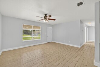 2231 SE Shelter Dr in Port St. Lucie, FL - Foto de edificio - Building Photo
