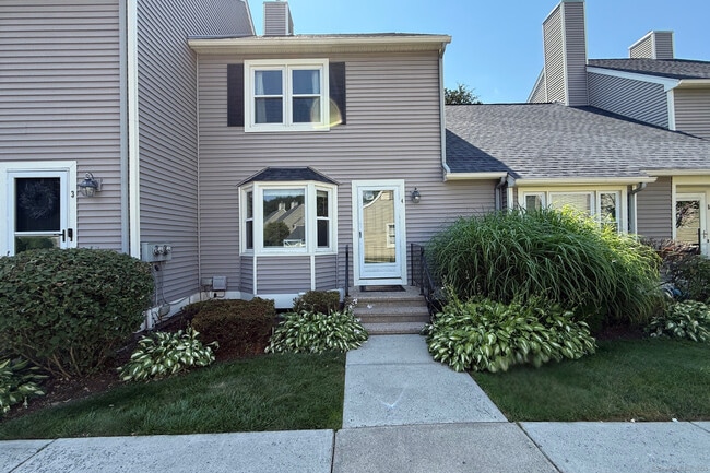 4 Cheltenham Ct in Suffield, CT - Building Photo - Building Photo