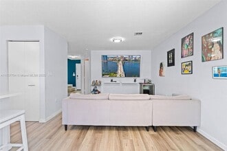 582 SW 2nd Pl in Homestead, FL - Foto de edificio - Building Photo