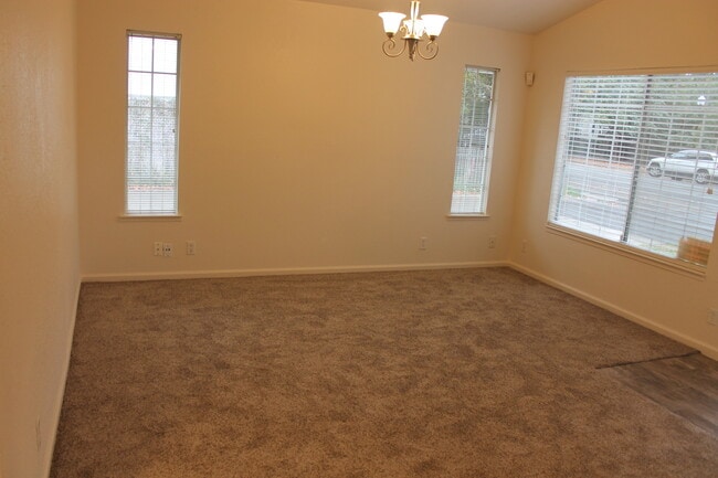 2831 32nd St in Sacramento, CA - Building Photo - Building Photo