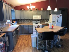 201 Highland Ridge Dr in Manhattan, KS - Building Photo - Building Photo