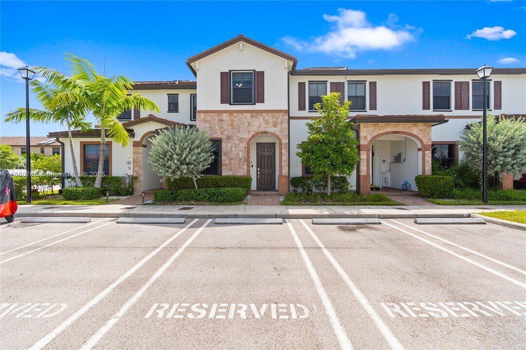 10519 West 33rd Ct in Hialeah, FL - Foto de edificio