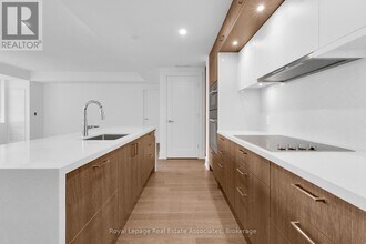 259 The Kingsway in Toronto, ON - Building Photo - Building Photo