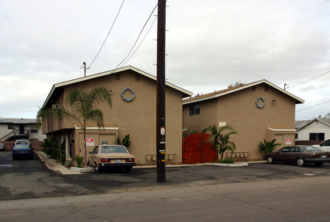 Lakeside Townhomes in Lakeside, CA - Foto de edificio - Building Photo