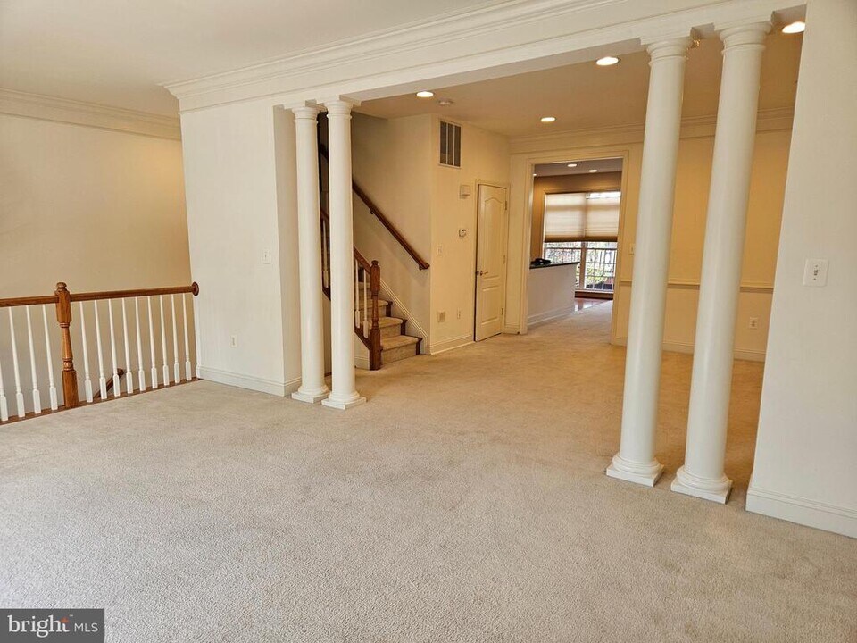 25860 Commons Square in Chantilly, VA - Building Photo