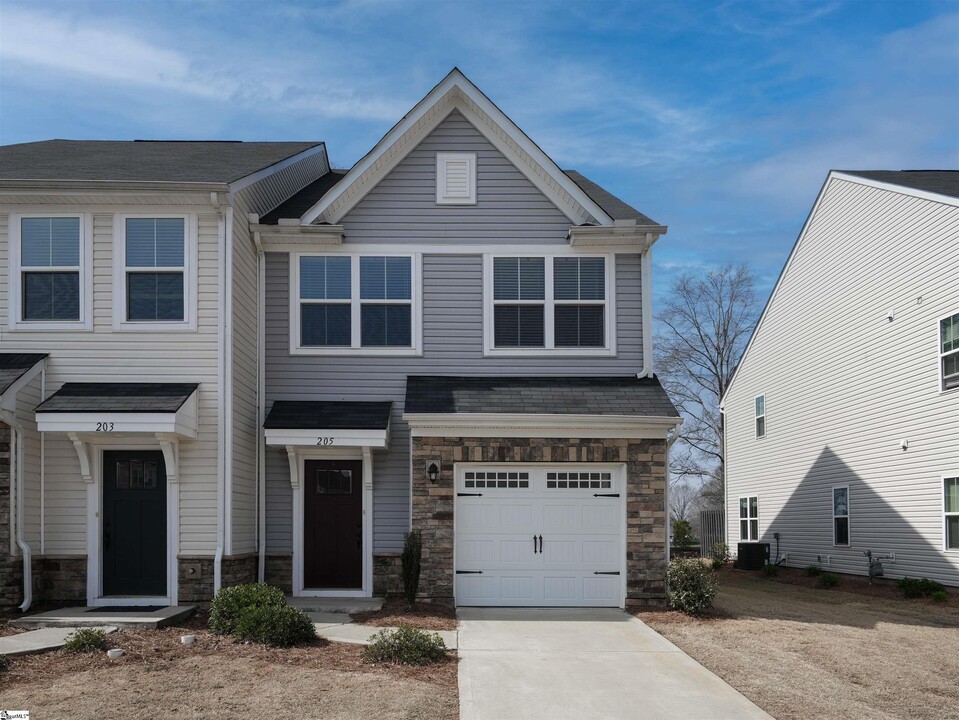 205 Hipps Crossing Dr in Simpsonville, SC - Building Photo