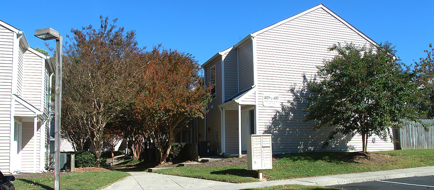 Midlands Townhomes in Williamsburg, VA - Building Photo