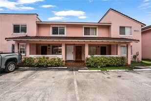 8033 Lake Dr in Doral, FL - Building Photo