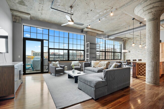311 E Erie St, Unit 308 in Milwaukee, WI - Building Photo - Building Photo