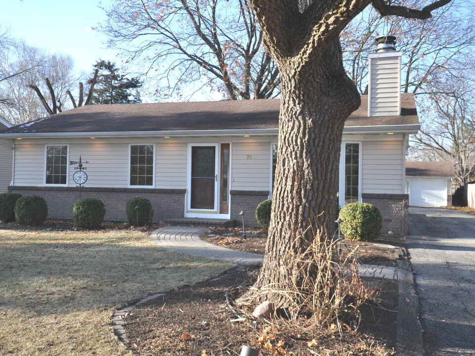 70 Rolling Ridge Ln in Lindenhurst, IL - Building Photo