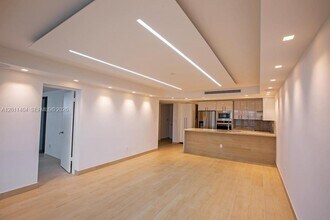 1302 NE 191st St in Miami, FL - Building Photo - Building Photo