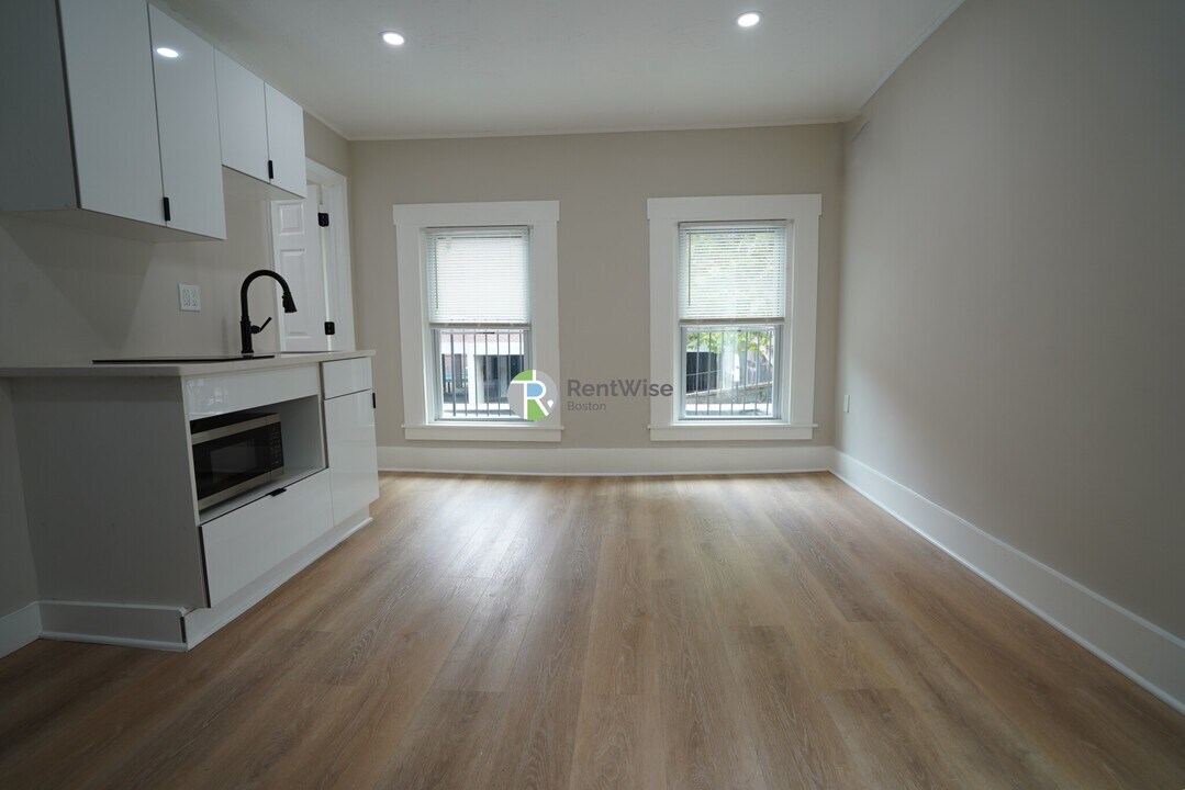 142 Dorchester St in Boston, MA - Building Photo