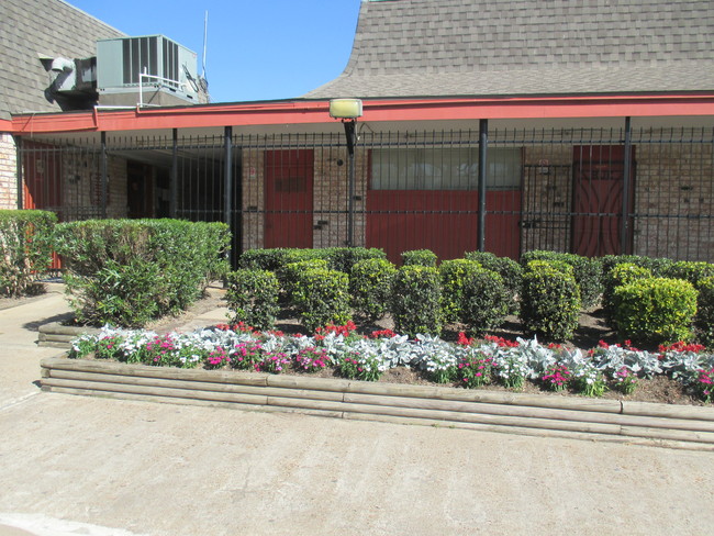 Cleme Manor in Houston, TX - Foto de edificio - Building Photo