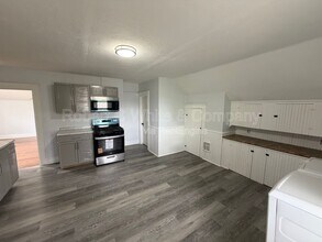 28 Hull St in Bristol, CT - Building Photo - Building Photo