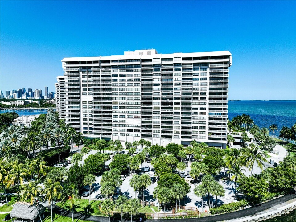 1 Grove Isle Dr in Miami, FL - Building Photo