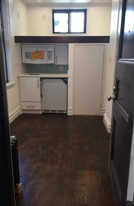 102 Greenwich Ave in New York, NY - Building Photo