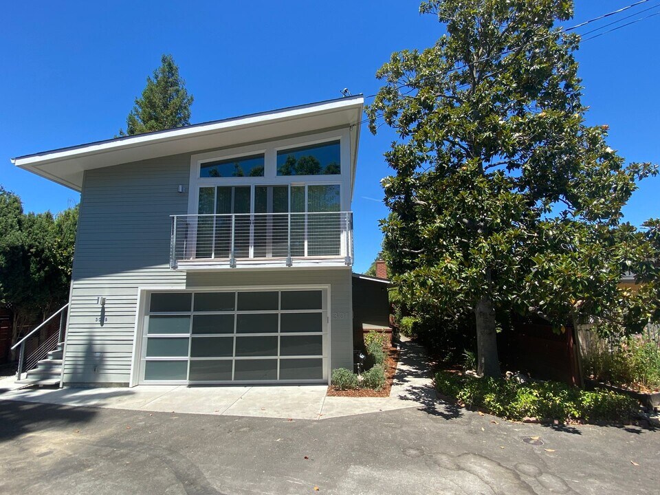 301 Lacour Way in Redwood City, CA - Building Photo