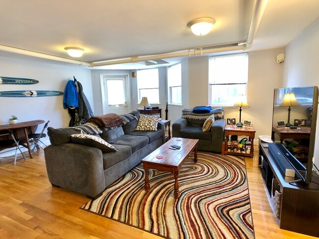 592 Centre St, Unit 1 in Boston, MA - Foto de edificio - Building Photo