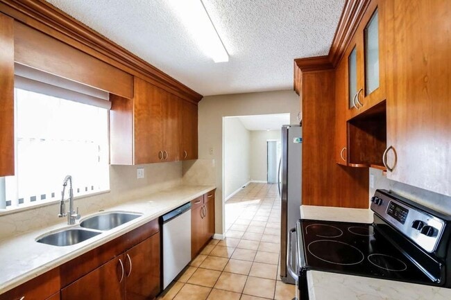 2301 NW 102nd Way in Pembroke Pines, FL - Building Photo - Building Photo
