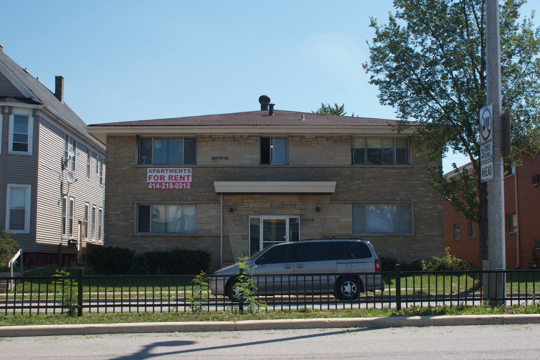 754 S Layton Blvd in Milwaukee, WI - Foto de edificio