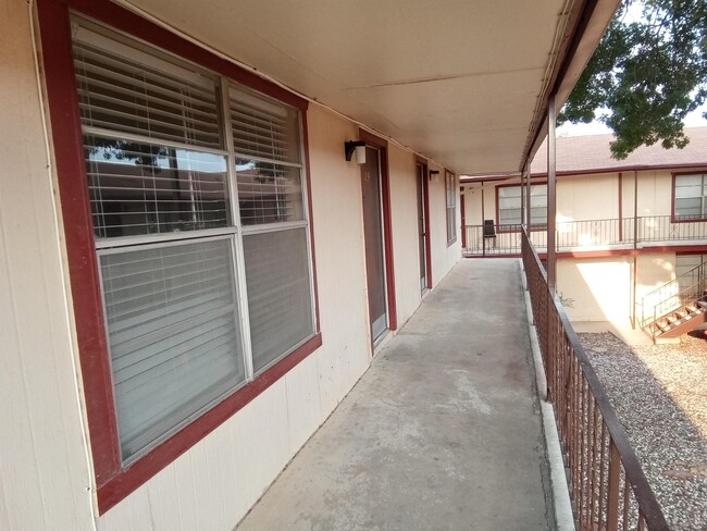 102 Edwards Apt 29 St in Del Rio, TX - Foto de edificio - Building Photo