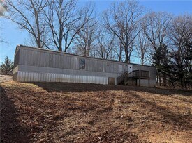 129 Elza Dr in Cleveland, GA - Building Photo