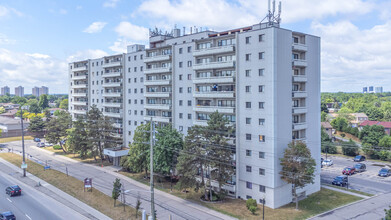 370 Steeles Ave in Brampton, ON - Building Photo - Building Photo