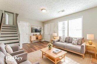 680 Springhollow Ln SW in Marietta, GA - Building Photo - Building Photo