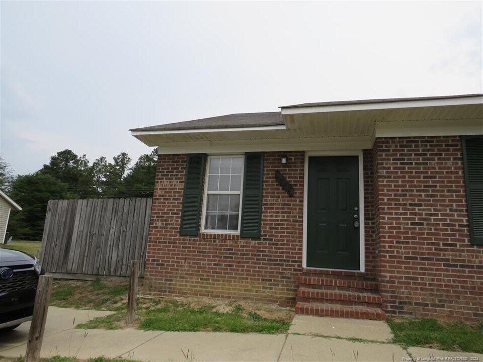 3462 Rockfish Rd in Raeford, NC - Foto de edificio