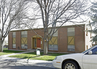 2366 S Linden Ct in Denver, CO - Foto de edificio - Building Photo