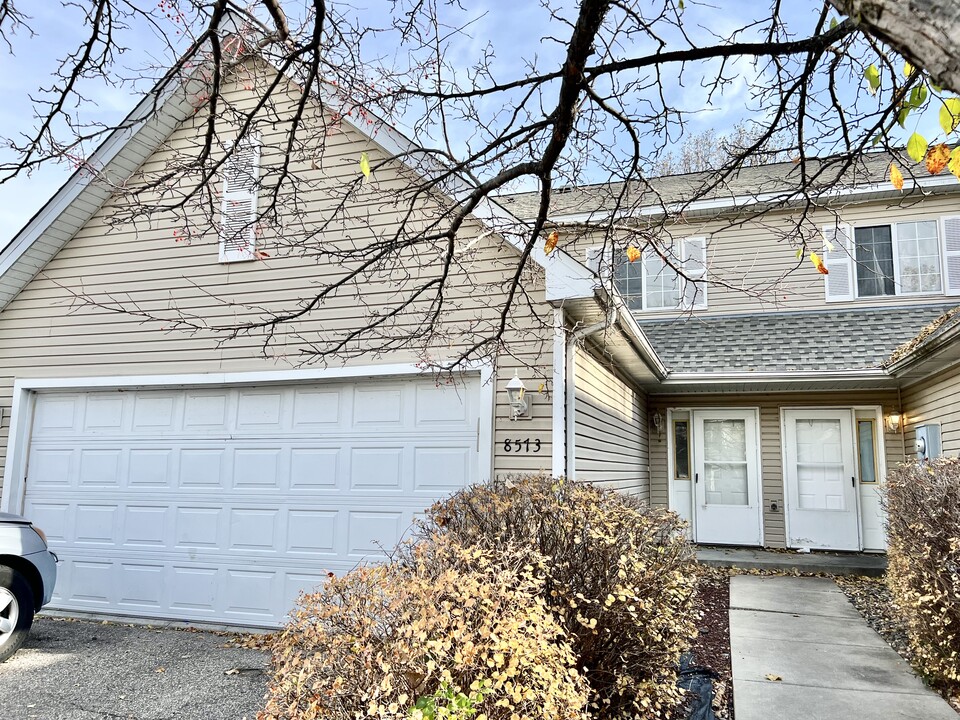 8573 Cardiff Ln in Eden Prairie, MN - Building Photo