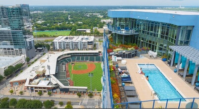 220 S Poplar St in Charlotte, NC - Foto de edificio - Building Photo