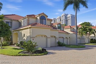 7056 Pelican Bay Blvd in Naples, FL - Building Photo