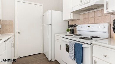 9835 Fredericksburg Rd in San Antonio, TX - Foto de edificio - Building Photo