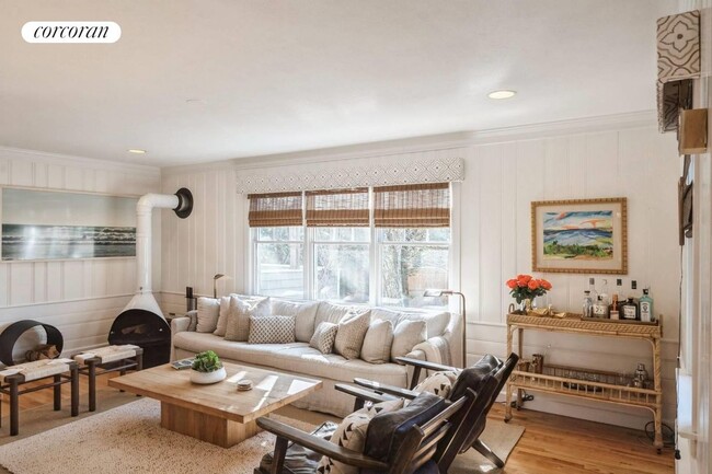 70 Miller Ln E in East Hampton, NY - Building Photo - Building Photo