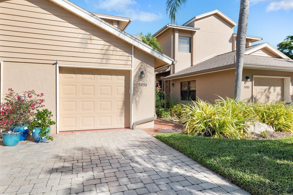 5259 Heron Way in Sarasota, FL - Building Photo