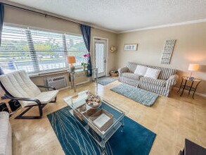 19 Oakridge B in Deerfield Beach, FL - Building Photo - Building Photo