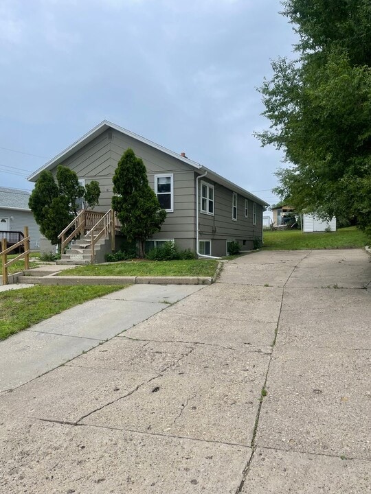 106 8th St NW in Mandan, ND - Building Photo