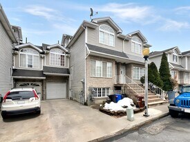 49 Latourette Ln in Staten Island, NY - Building Photo