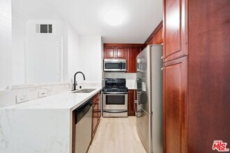 5530 Owensmouth Ave in Los Angeles, CA - Building Photo - Building Photo