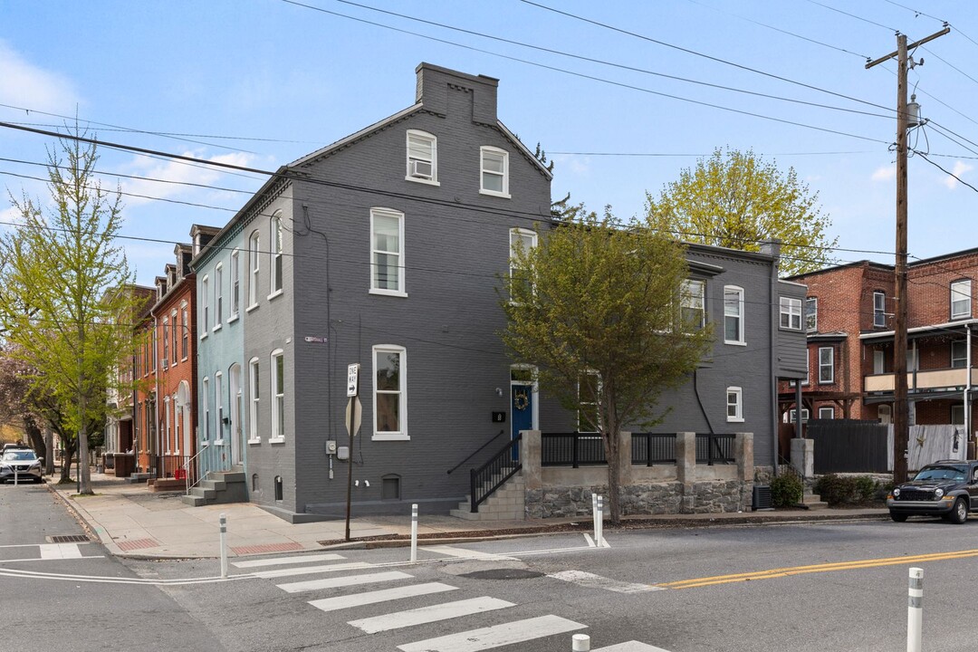 8 N Marshall St in Lancaster, PA - Building Photo
